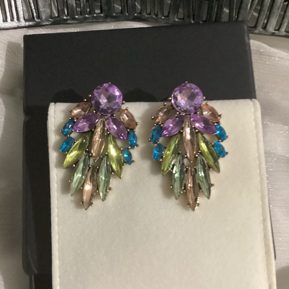 - 💗Beautiful GoldTone Colorful Floral Crystal Earrings - Picture 12 of 17